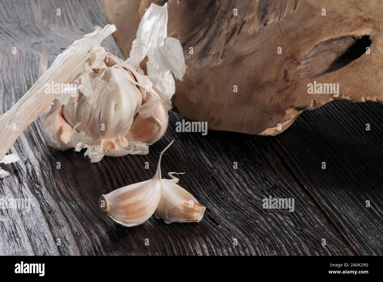 Aglio fresco lampadina e spicchi di aglio sul tavolo di legno Foto Stock