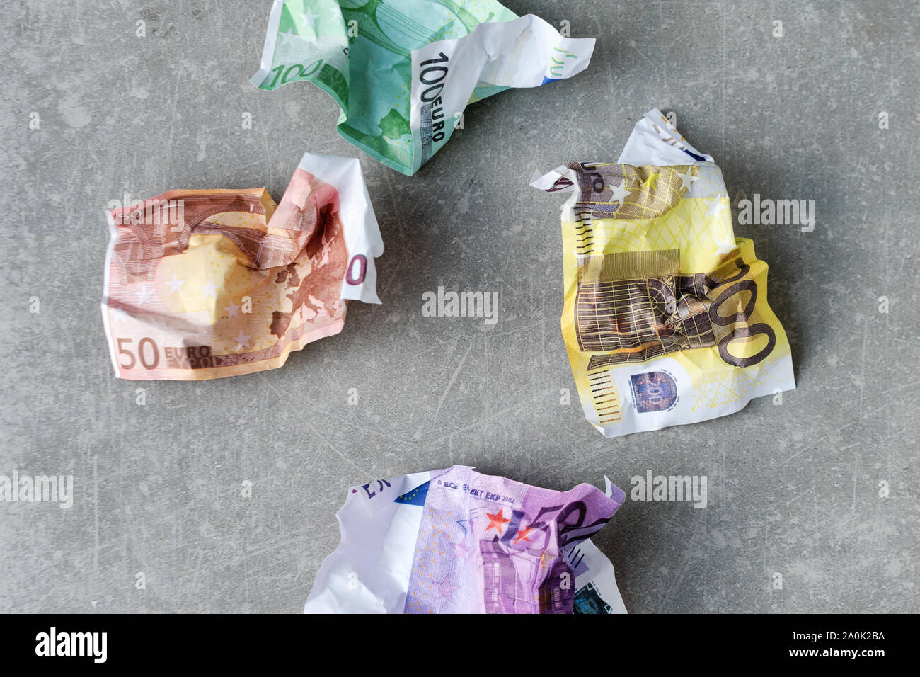 Pila di accartocciata banconote in euro. Il valore monetario internazionale, valuta forte inflazione, rifiuti. Foto Stock