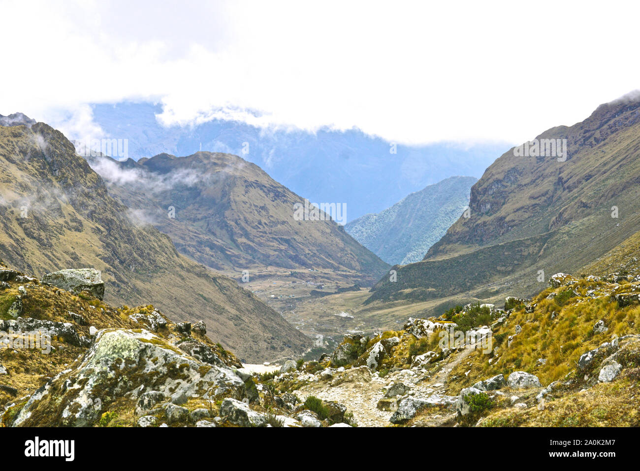 Il Salkantay trek in Perù (talvolta denominato Salcantay trail) è l'alternativa più popolare - Machu Picchu - offre agli escursionisti un incredibilmente diversificata esperienza di trekking, è relativamente facile accesso da Cusco e a differenza del classico Inca Trail, non vi sono limitazioni di permessi. Il sentiero soggiorni attraverso incredibili paesaggi dove la pianura giungla dà modo di highland impostazioni alpino e montagne ghiacciate, la più imponente delle quali è il Nevada Salkantay. Foto Stock