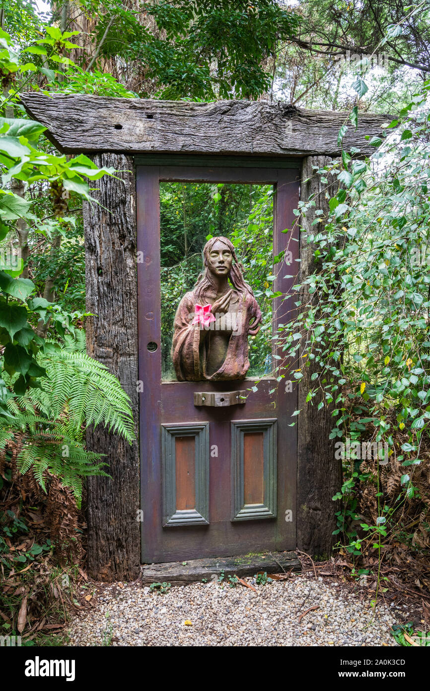 Marysville, Victoria, Australia - 24 Marzo 2017. Scultura di una bella donna guardando attraverso un finestrino di portiera, tra vegetazione a Bruno Arca Sculptur Foto Stock