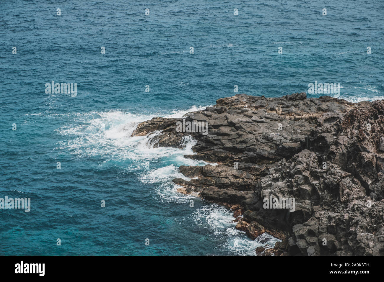 Black Rock nel surf, ocean shore - costa rocciosa scogliera Foto Stock