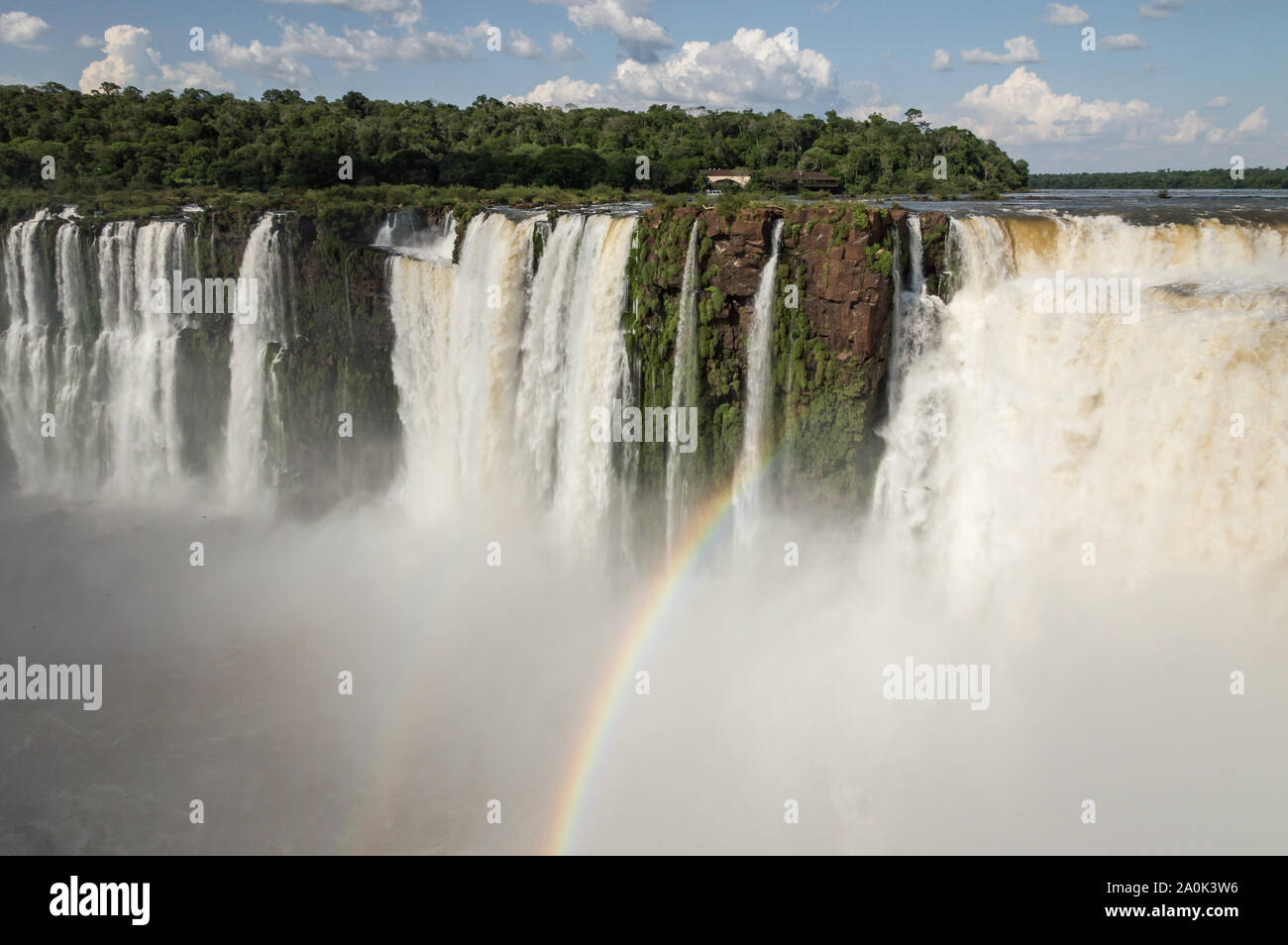Vista del paesaggio di un arcobaleno sulla gola del diavolo (Garganta del Diablo) cascata su cascate di Iguazu, Argentina in una giornata di sole Foto Stock