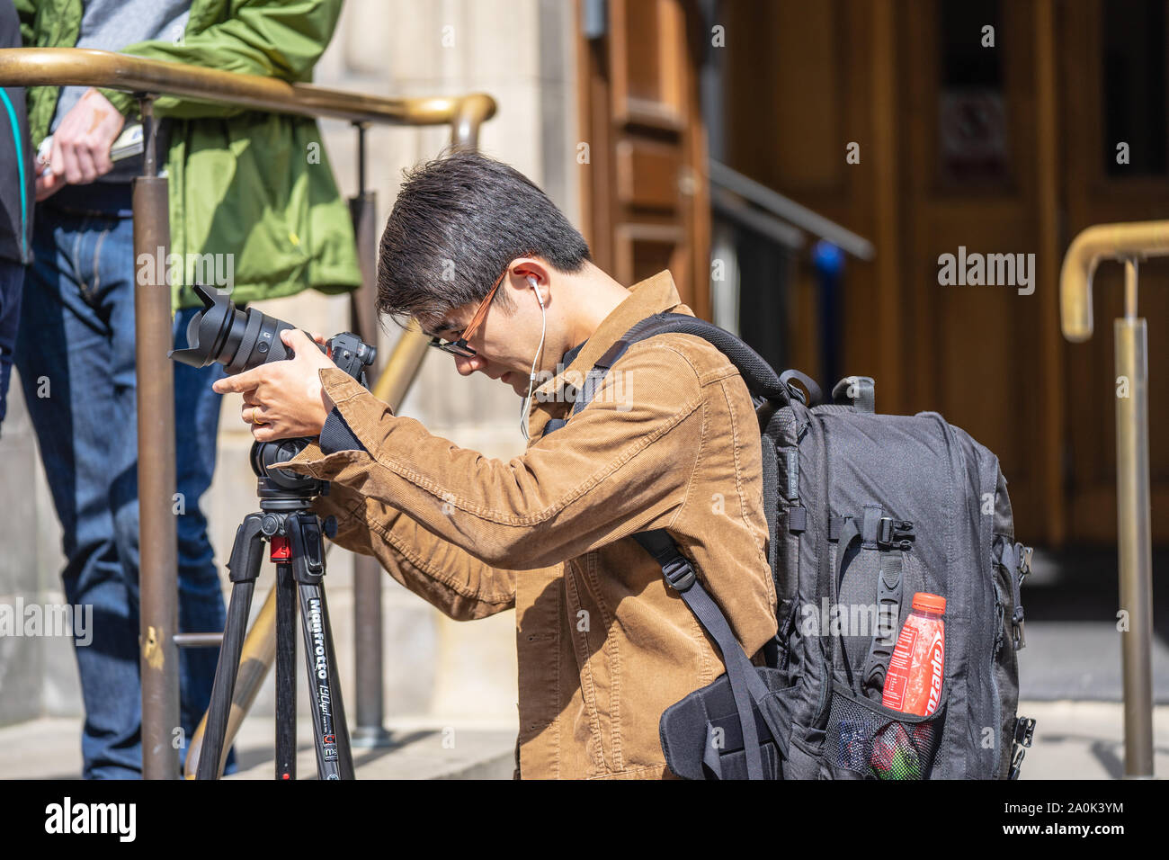 Edimburgo, Scozia, 8 agosto 2019. Fotografo o Blogger scattare foto o video, utilizzando i moderni semplice insieme di apparecchiature Foto Stock