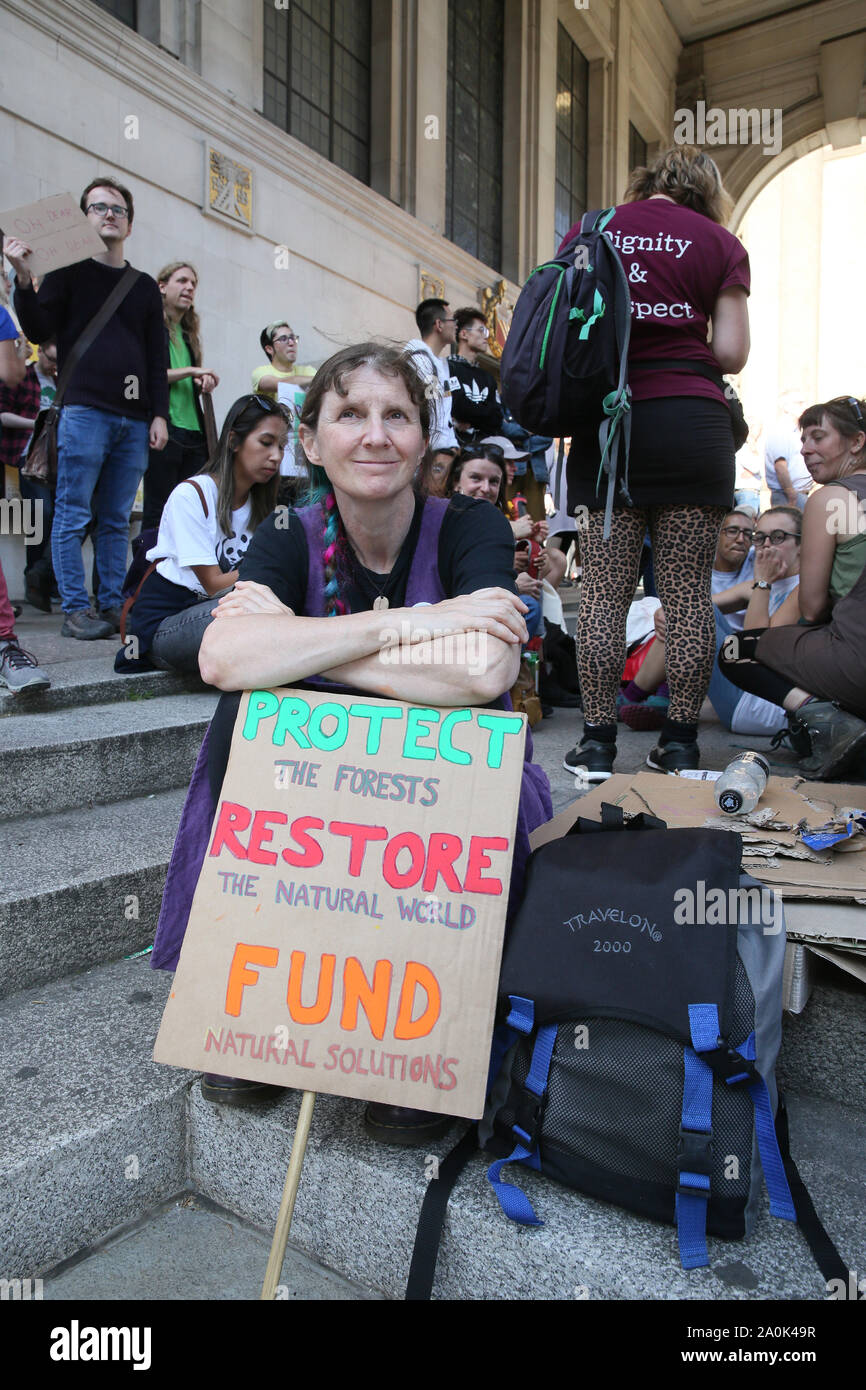 Manchester, Regno Unito. Xx Settembre,2019. Migliaia di cambiamenti climatici manifestanti prendere per le strade la scuola più grande sciopero ancora evidenziando la minaccia per il futuro della terra. I manifestanti hanno marciato all'aperto in un pezzo di terra nella zona di Ancoats destinati ad un parcheggio auto. Il gli attivisti dicono che la città ha un numero sufficiente di parcheggi e di ciò che è necessario è lo spazio verde. Questa è stata solo una questione di attivisti sono il sollevamento. Manchester, Lancashire, Regno Unito. Credito: Barbara Cook/Alamy Live News Foto Stock