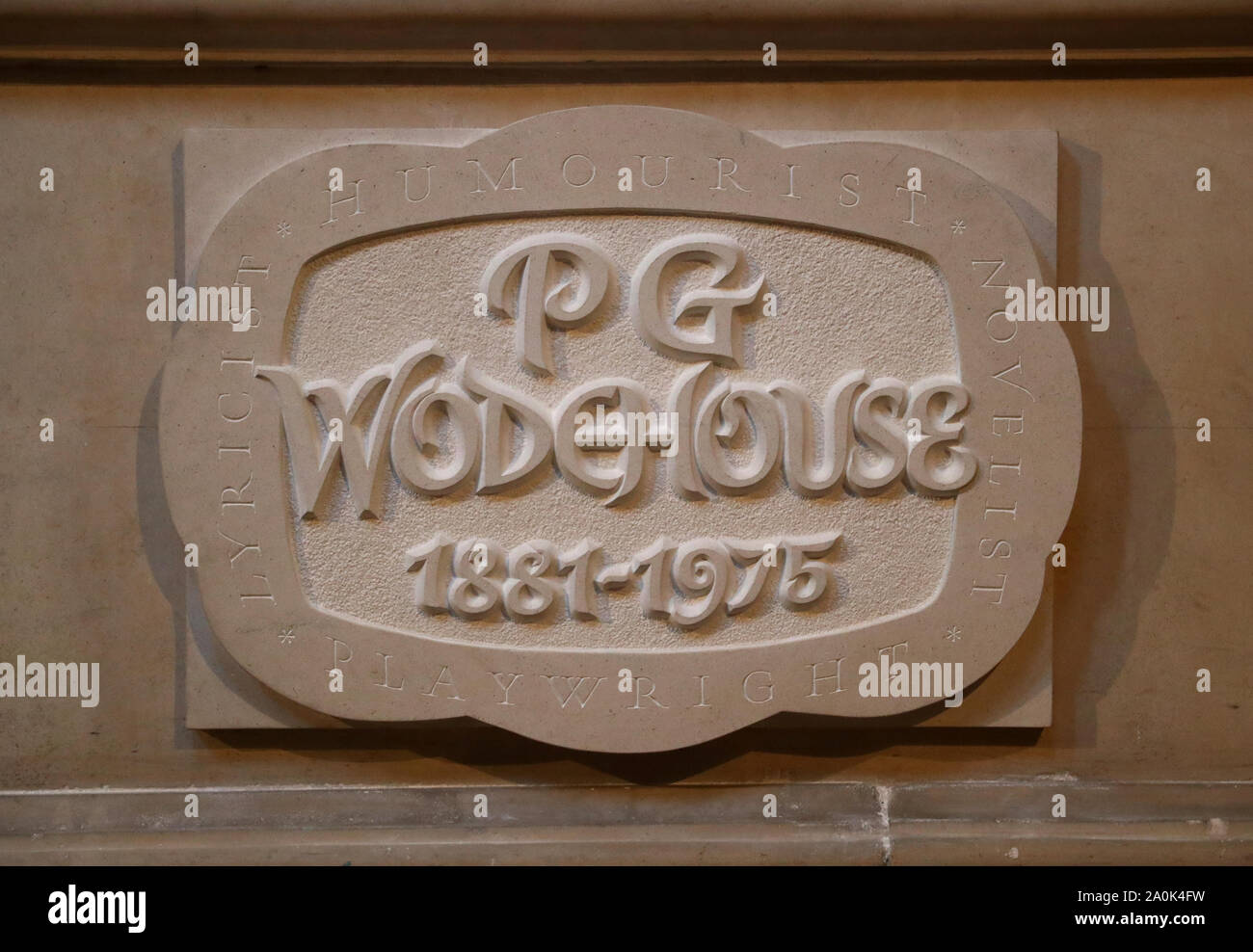 Una lapide commemorativa dedicata a PG Wodehouse prima di un servizio presso l'Abbazia di Westminster, Londra. Foto Stock