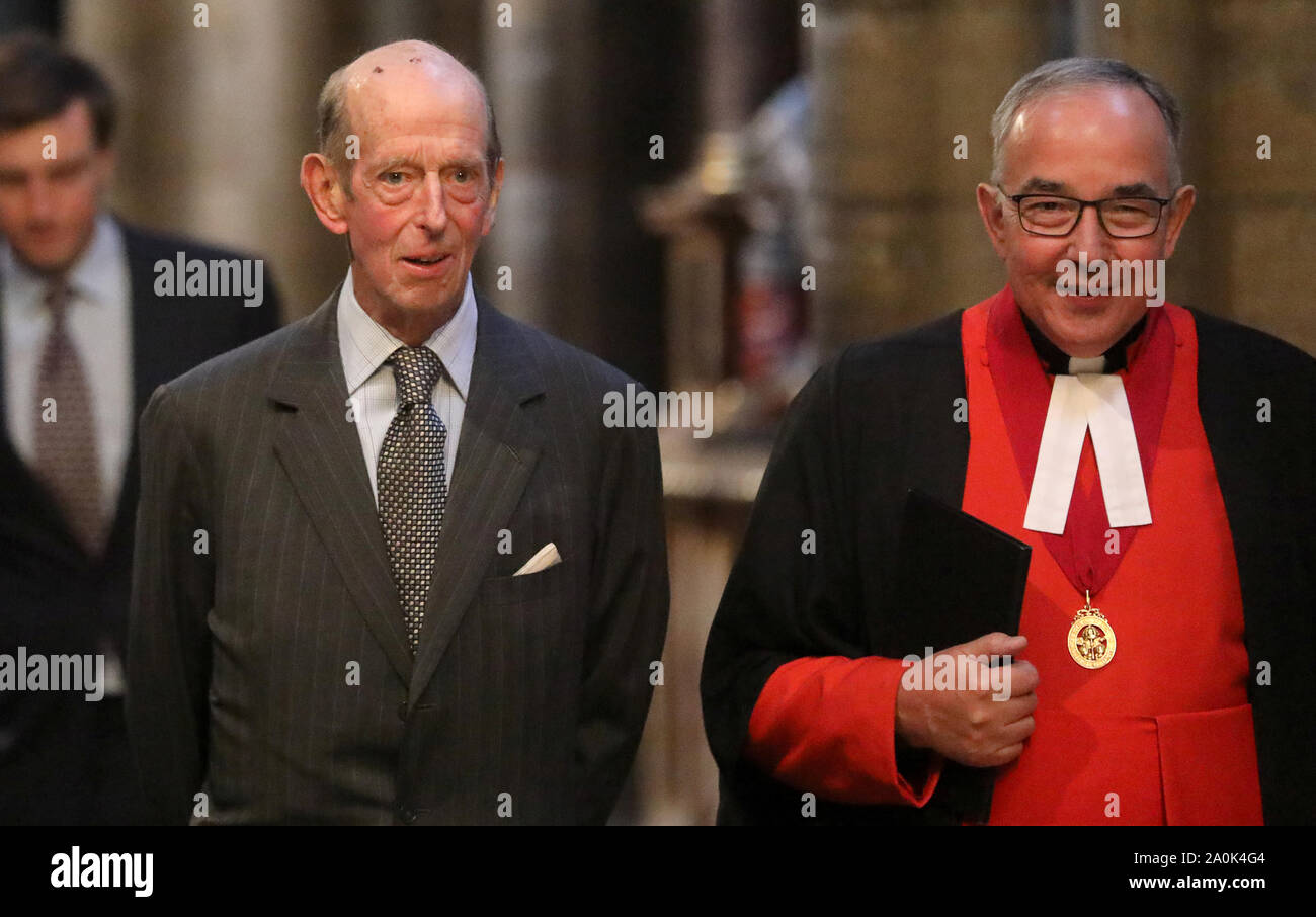 Prince Edward il Duca di Kent e John Hall Dean of Westminster frequentare un servizio di dedizione a PG Wodehouse nell'Abbazia di Westminster, Londra. Foto Stock