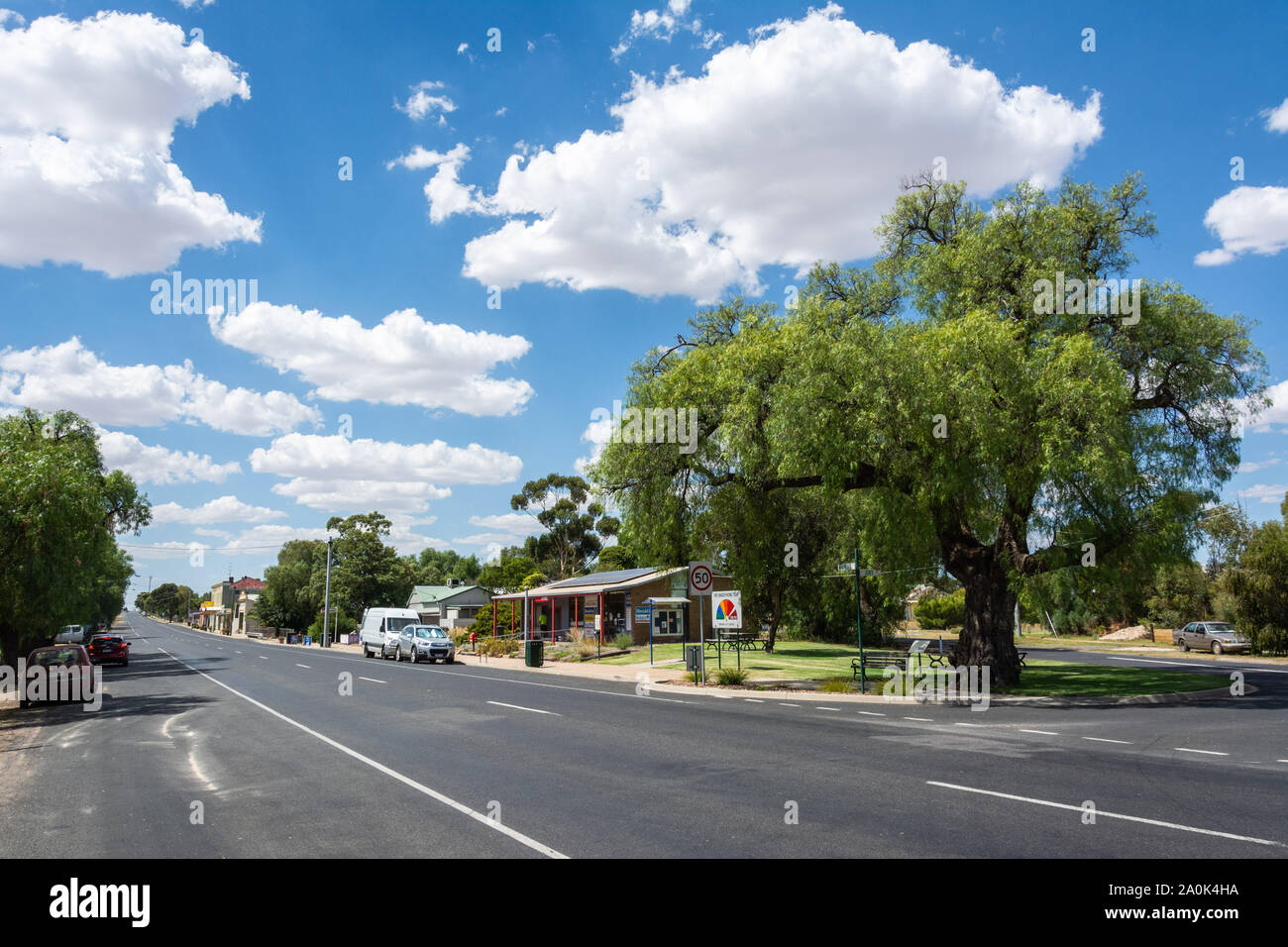 Natimuk, Victoria, Australia - 2 marzo 2017. Strada principale di Natimuk, VIC, con vegetazione, edifici e automobili. Foto Stock