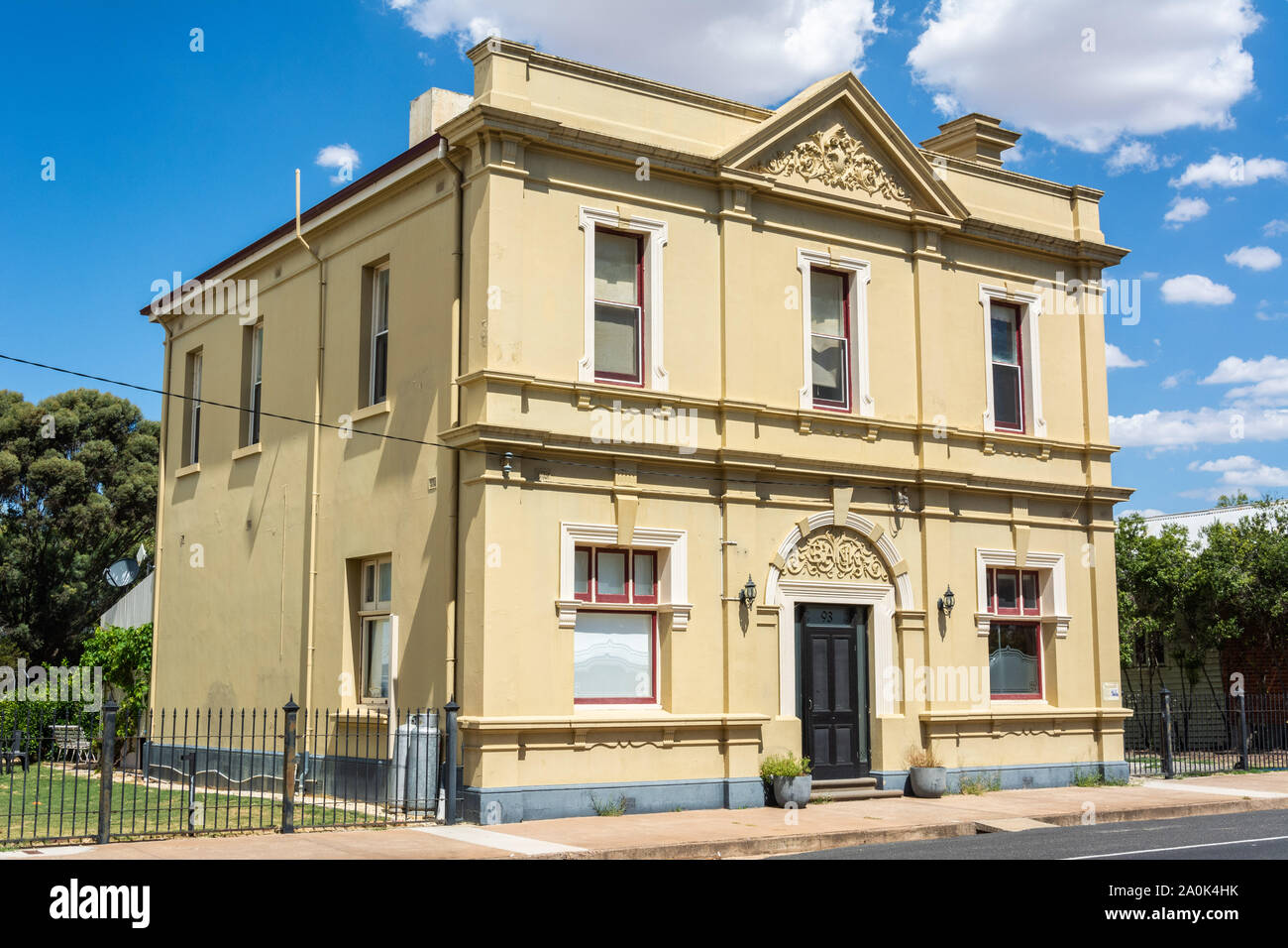 Natimuk, Victoria, Australia - 2 marzo 2017. Edificio storico che utilizzato per alloggiare la Banca nazionale dell'Australia, in Natimuk, VIC. L'impressionante due Foto Stock