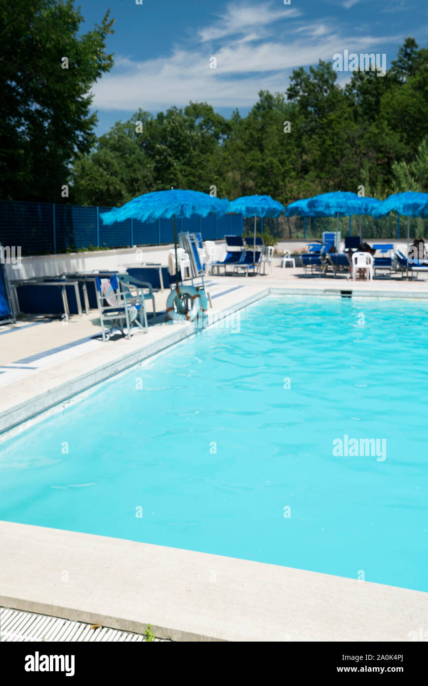 Piscina con acqua minerale calda presso l'Hotel Terme vicino alle sorgenti termali naturali di Fossa Bianca, a bagni San Filippo, Toscana meridionale, Italia, Europa Foto Stock