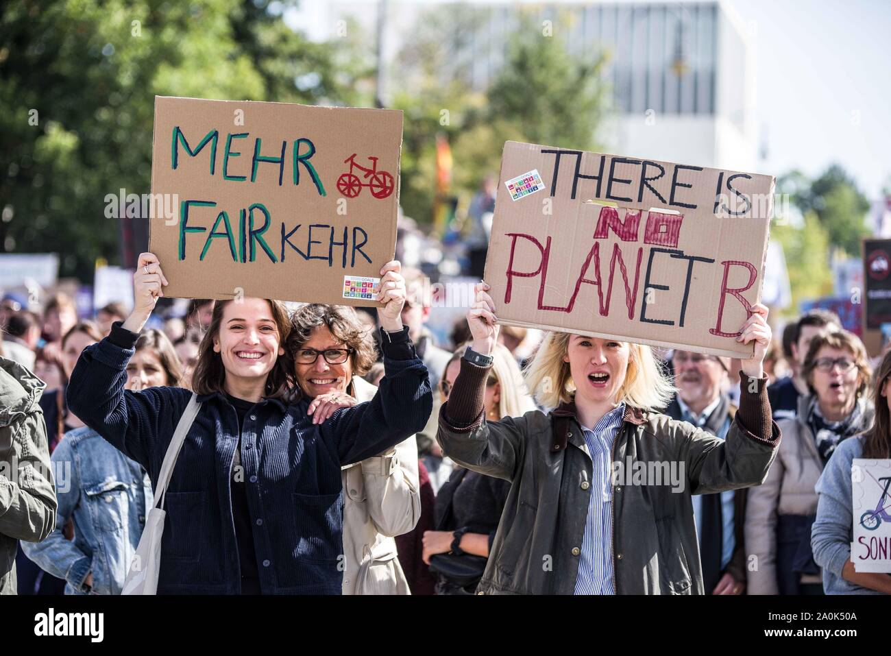 Monaco di Baviera, Germania. Xx Settembre, 2019. La giunzione di centinaia di altre città in tutto il mondo, oltre 40.000 assemblati a Koenigsplatz a Monaco di Baviera, Germania per chiedere giustizia climatica prima che sia troppo tardi. Iniziato da Greta Thunberg, il venerdì per il movimento futuro è diventato un fenomeno globale, con i giovani e giovani adulti dimostrando settimanale per esercitare pressione sui politici per istituire misure per salvare il pianeta prima che il danno è irreversibile. Gli scienziati credono che undici anni per essere il numero prima che non è possibile tornare indietro. Credito: Sachelle Babbar/ZUMA filo/Alamy Live News Foto Stock