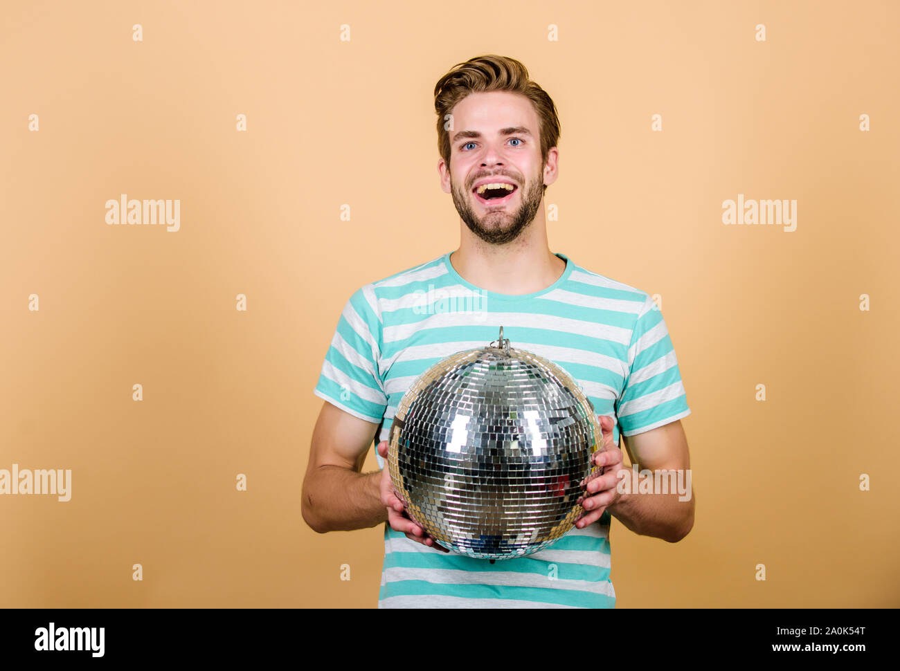 Avendo divertimento. consente a festeggiare. prom party. event manager. L'uomo con la palla da discoteca. happy party-goer. tempo di festa. Festa di compleanno. il Natale o il nuovo anno di vacanza. l uomo Ballare in discoteca. going crazy. Foto Stock