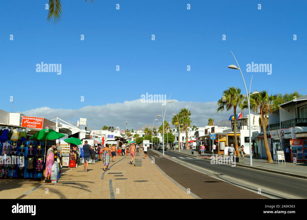 I turisti shopping in Puerto del Carmen costa in Lanzarote un isola spagnola Foto Stock