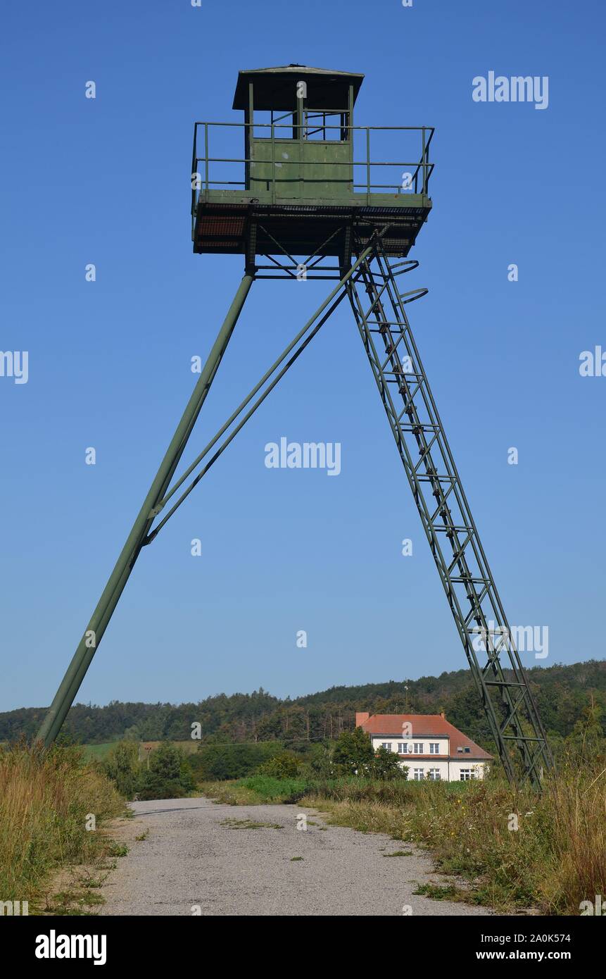 In Cizov Mähren, Tschechien, an der österreichischen Grenze, erhalten sind Eiserner Vorhang und Zollhaus an der Thaya-Brücke Foto Stock