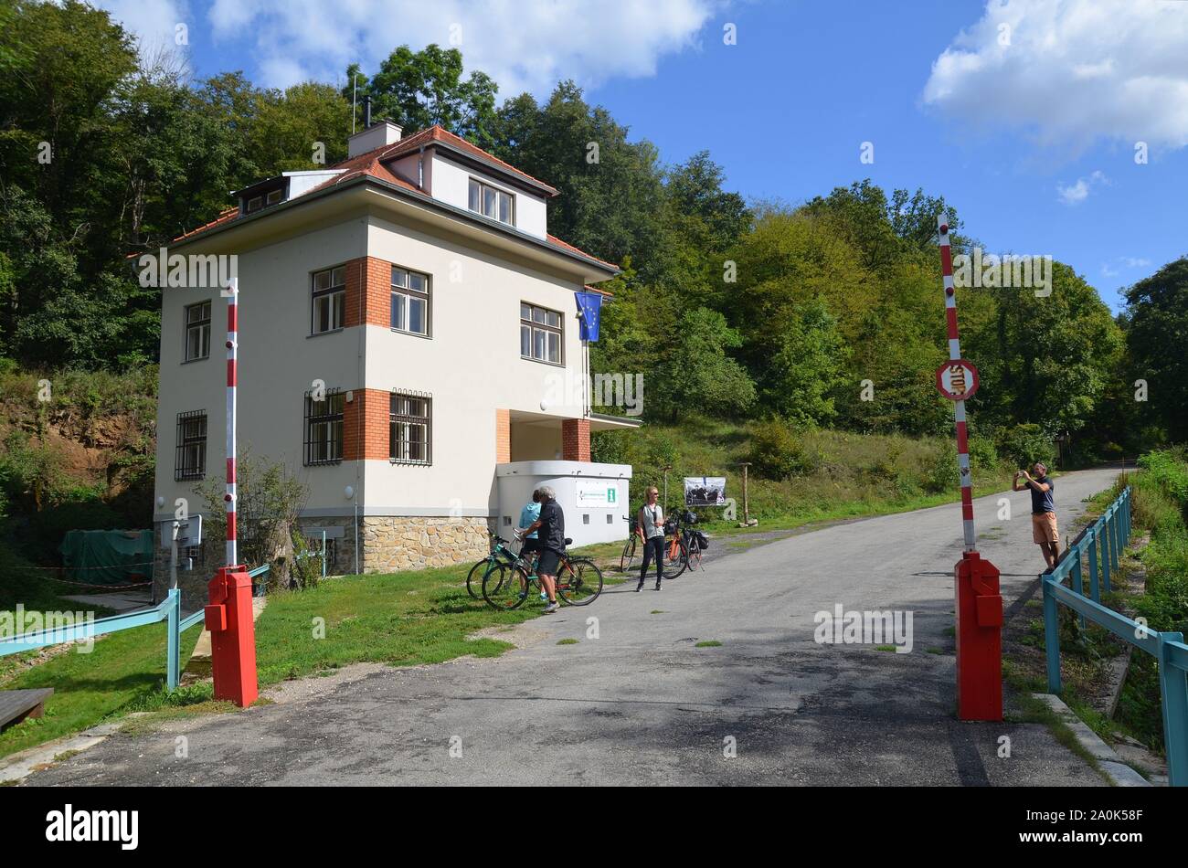 In Cizov Mähren, Tschechien, an der österreichischen Grenze, erhalten sind Eiserner Vorhang und Zollhaus an der Thaya-Brücke Foto Stock