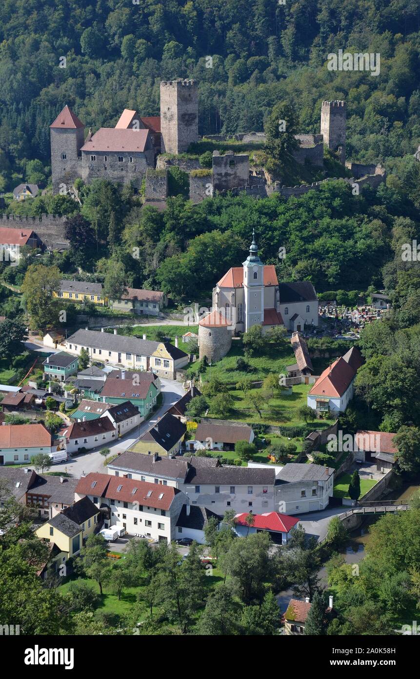 Die Hardegg Grenzstadt im Waldviertel, Österreich, an der Thaya gegenüber dem Cizov tschechischen, im Thaya-Nationalpark: Blick aus Tschechien Foto Stock