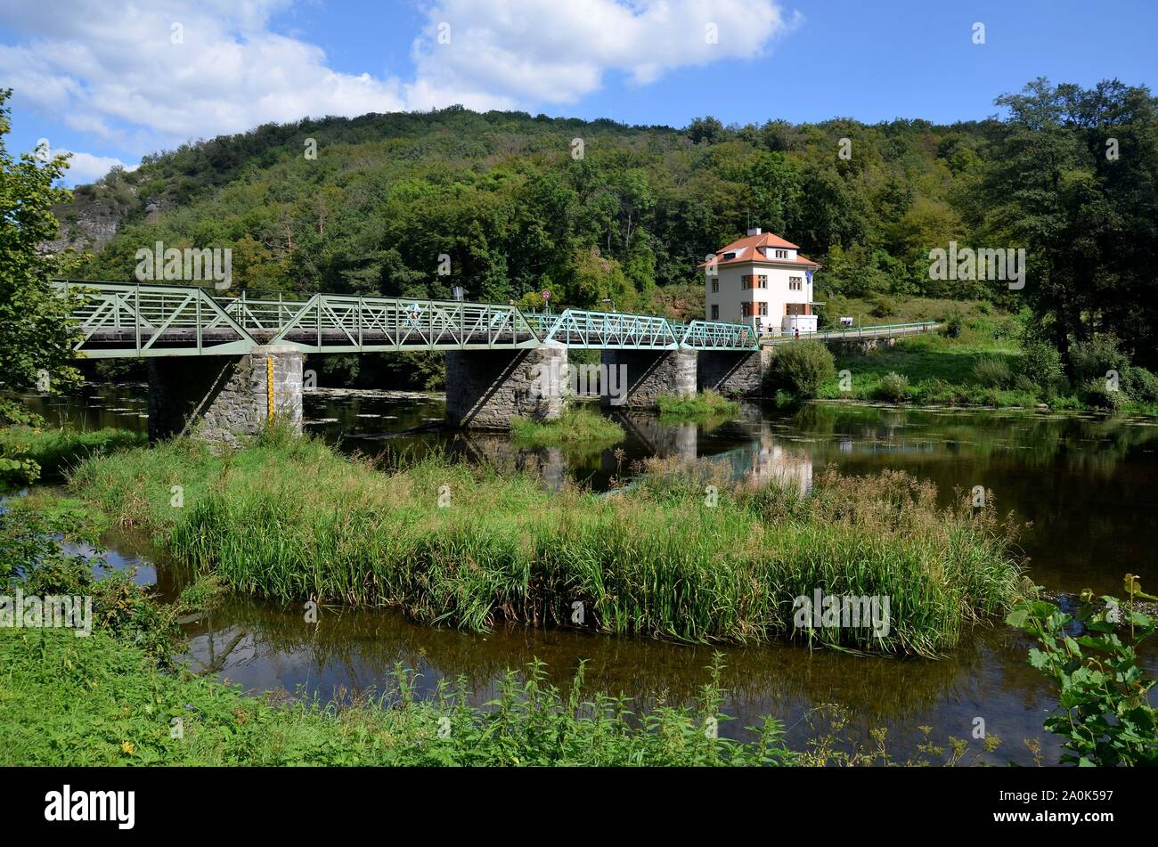 Hardegg Grenzstadt im Waldviertel, Österreich, an der Thaya gegenüber dem Cizov tschechischen,Thaya-Nationalpark, Blick über Brücke nach Tschechien Foto Stock