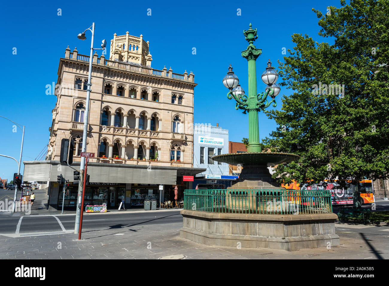 Ballarat, Victoria, Australia - 8 marzo 2017. Burke e Wills Fontana on Sturt Street in Ballarat, VIC, con edifici storici, auto e persone. Foto Stock