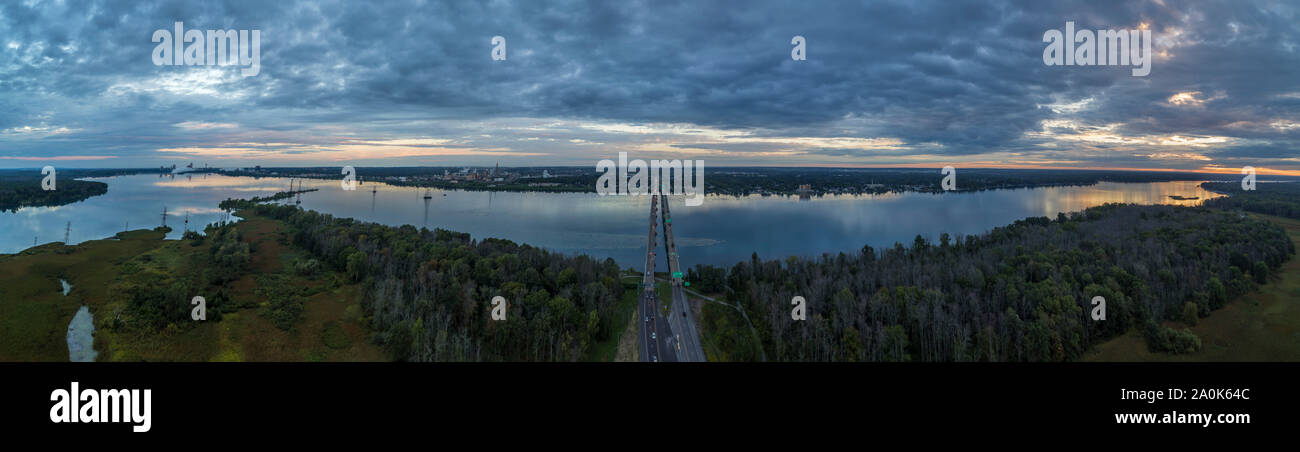 Panorama sul fiume Niagara come visto dal Grand Island, New York Foto Stock