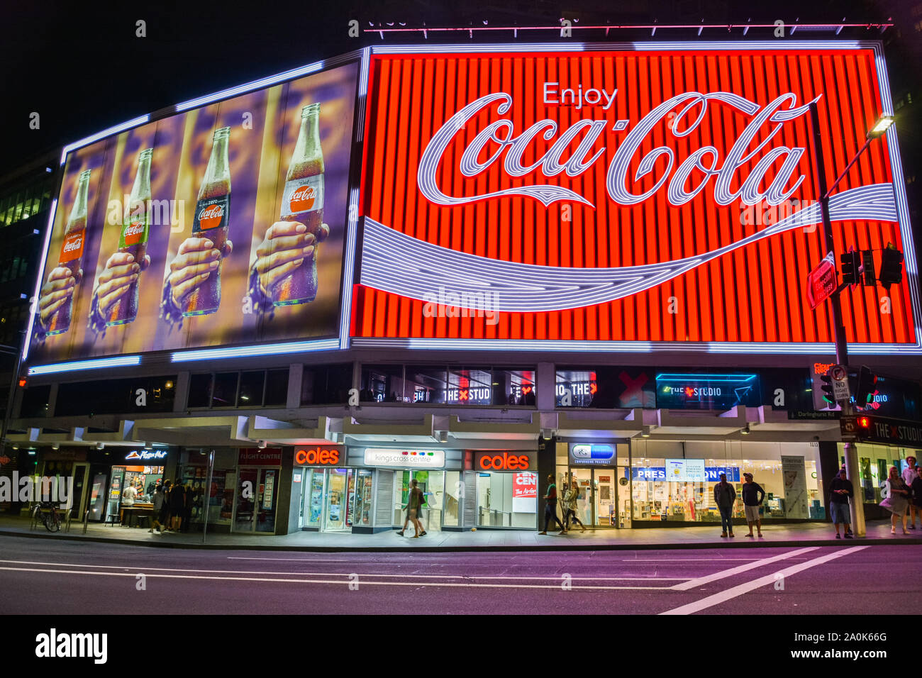 Sydney, Australia - 9 marzo 2017. La Coca-Cola Billboard in Kings Cross, Sydney, con proprietà commerciali e persone a notte. Foto Stock