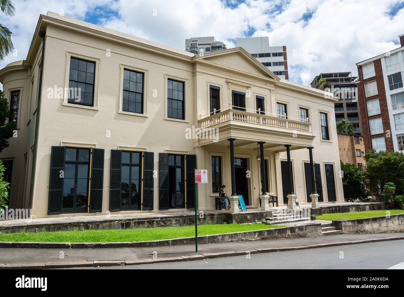 Sydney, Australia - 10 Marzo 2017. Vista esterna di Elizabeth Bay House edificio storico in Sydney, con persone. Elizabeth Bay House è un patrimonio-l Foto Stock