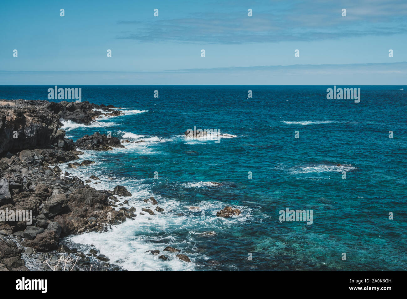 Oceano rocciosa costa con rocce nere - seascape, Tenerife Foto Stock