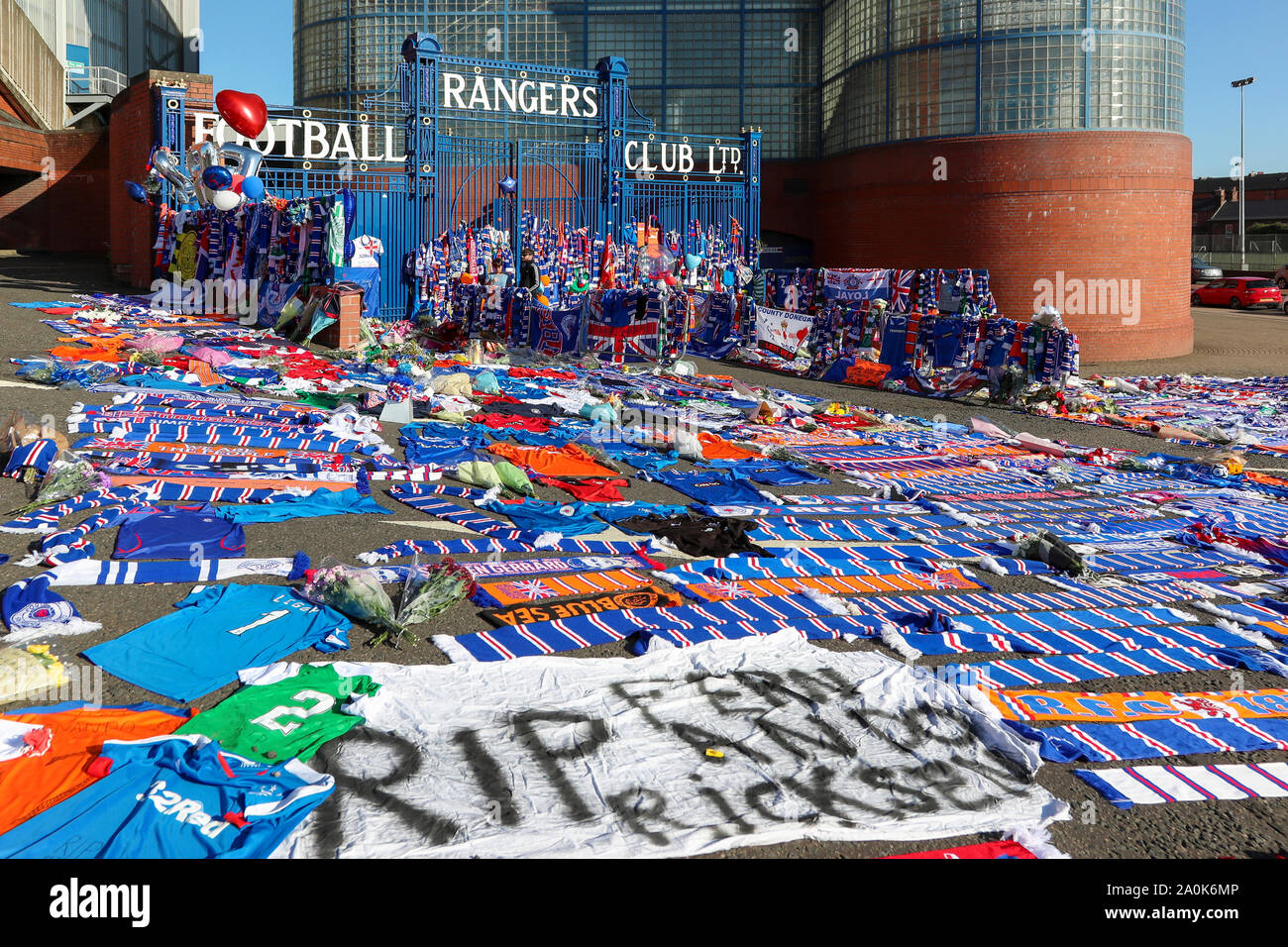 Glasgow, Regno Unito. Xx Settembre, 2019. Omaggi compresi fiori, sciarpe, calcio tops, schede e torte sono state lasciate al Broomloan Road e Copland Road porte di Ibrox Football Stadium, casa di Glasgow Rangers nel rispetto per FERNANDO RICKSEN, olandese calciatore internazionale che ha suonato per i Rangers e chi è morto di neuroni motore malattia (MND) il 18 settembre 2019, di anni 43. Credito: Findlay/Alamy Live News Foto Stock