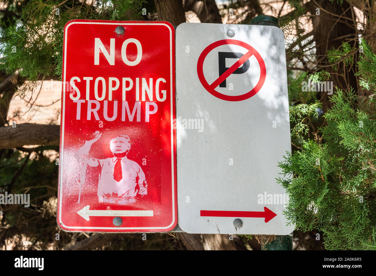 Sydney, Australia - 10 Marzo 2017. Nessun segno di arresto trasformato in alcun arresto Trump segno a Sydney, in Australia. Foto Stock