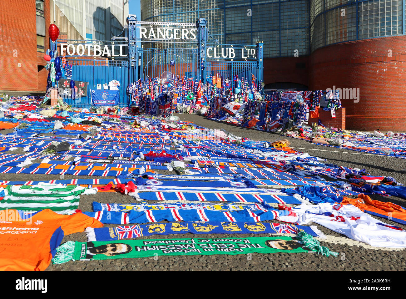 Glasgow, Regno Unito. Xx Settembre, 2019. Omaggi compresi fiori, sciarpe, calcio tops, schede e torte sono state lasciate al Broomloan Road e Copland Road porte di Ibrox Football Stadium, casa di Glasgow Rangers nel rispetto per FERNANDO RICKSEN, olandese calciatore internazionale che ha suonato per i Rangers e chi è morto di neuroni motore malattia (MND) il 18 settembre 2019, di anni 43. Credito: Findlay/Alamy Live News Foto Stock