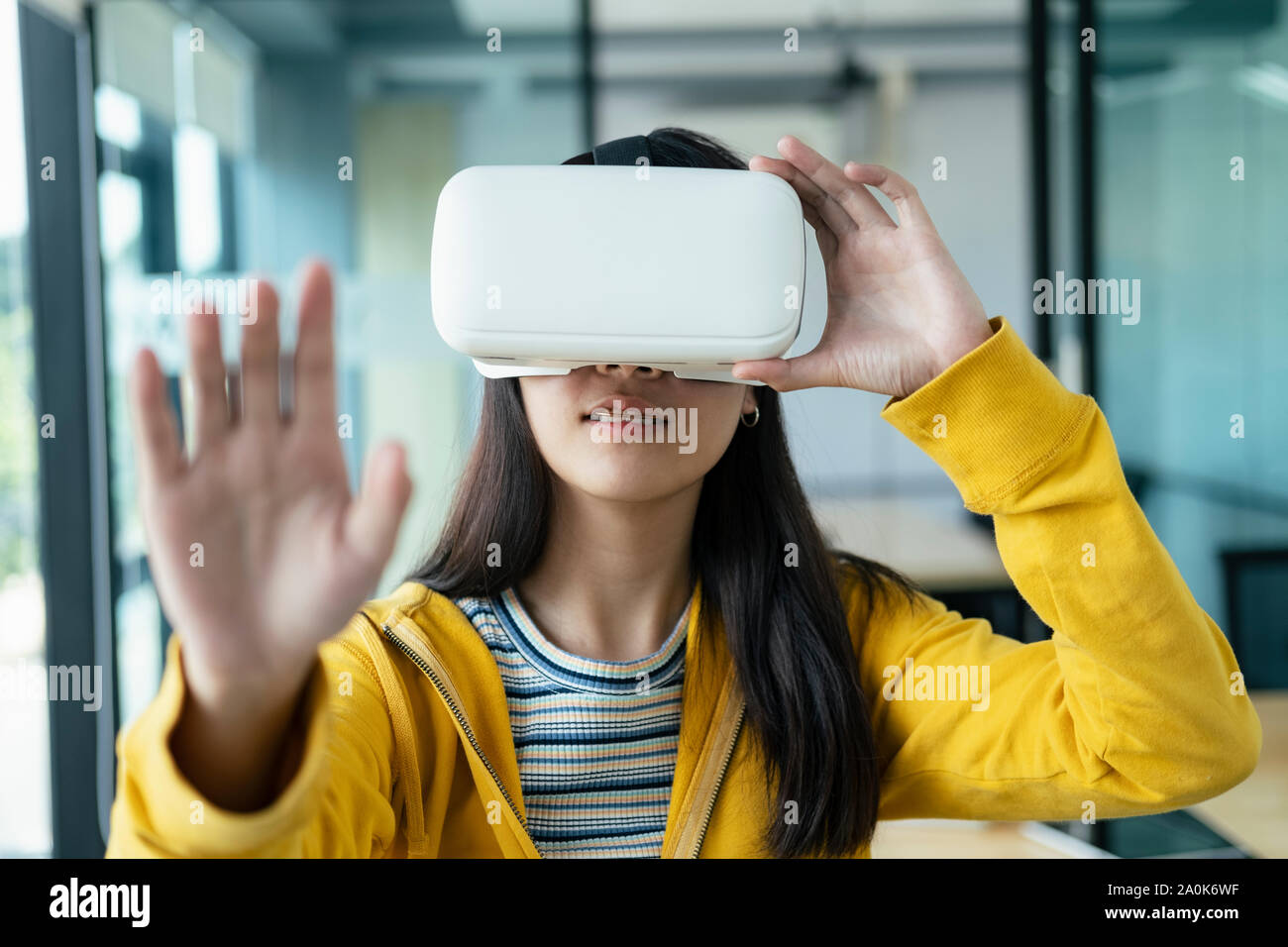Giovane programmatore o sviluppatore software con occhiali per realtà  virtuale a prova i giochi 3D e l'applicazione. La tecnologia e il software  development concept Foto stock - Alamy