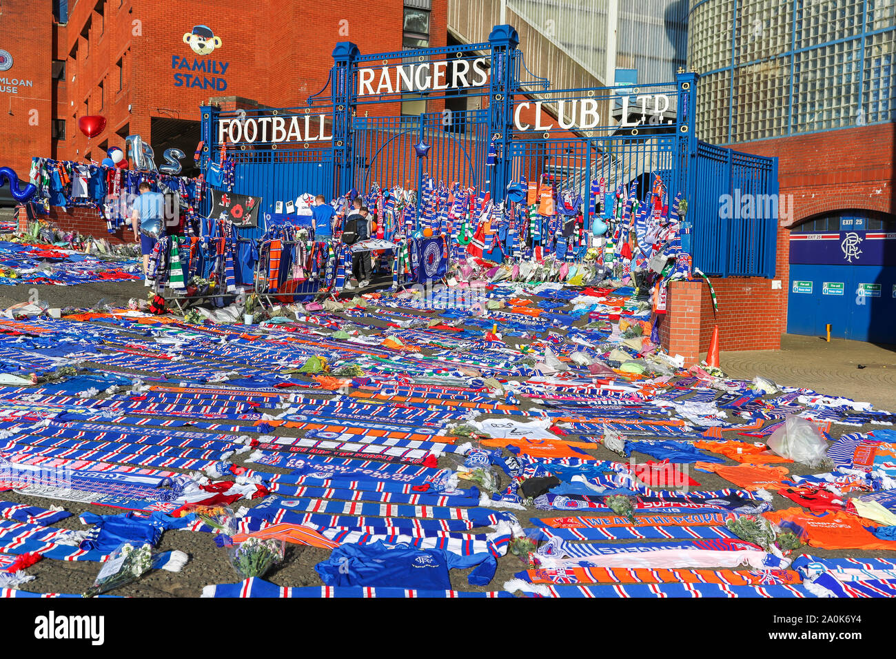 Glasgow, Regno Unito. Xx Settembre, 2019. Omaggi compresi fiori, sciarpe, calcio tops, schede e torte sono state lasciate al Broomloan Road e Copland Road porte di Ibrox Football Stadium, casa di Glasgow Rangers nel rispetto per FERNANDO RICKSEN, olandese calciatore internazionale che ha suonato per i Rangers e chi è morto di neuroni motore malattia (MND) il 18 settembre 2019, di anni 43. Credito: Findlay/Alamy Live News Foto Stock