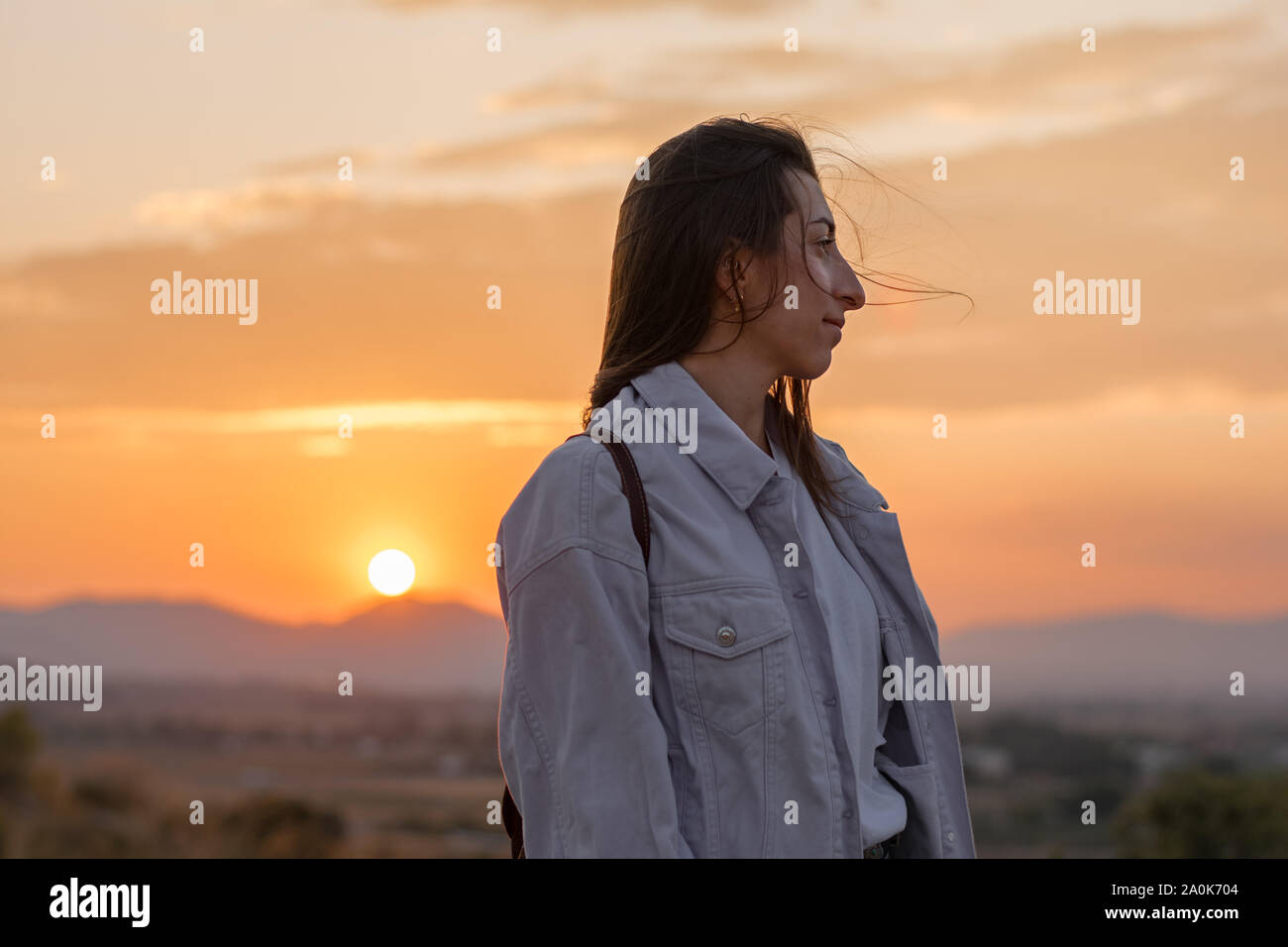 Giovane avventuriero donna su una montagna al tramonto. Il concetto di stile di vita, ritratto Foto Stock