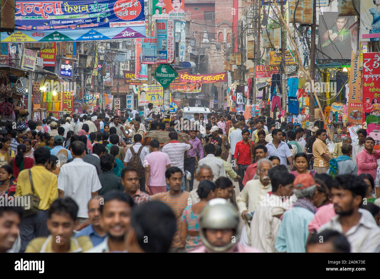 Ovecrowded street nel centro cittadino di Varanasi Foto Stock