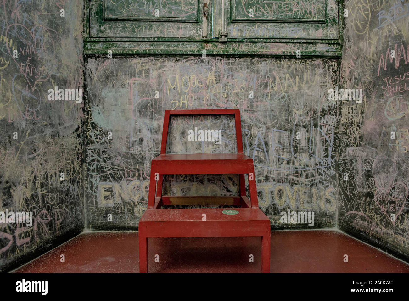 Installazione - Arte chalk scritti e legno rosso sulla scaletta Frevo Palace Foto Stock