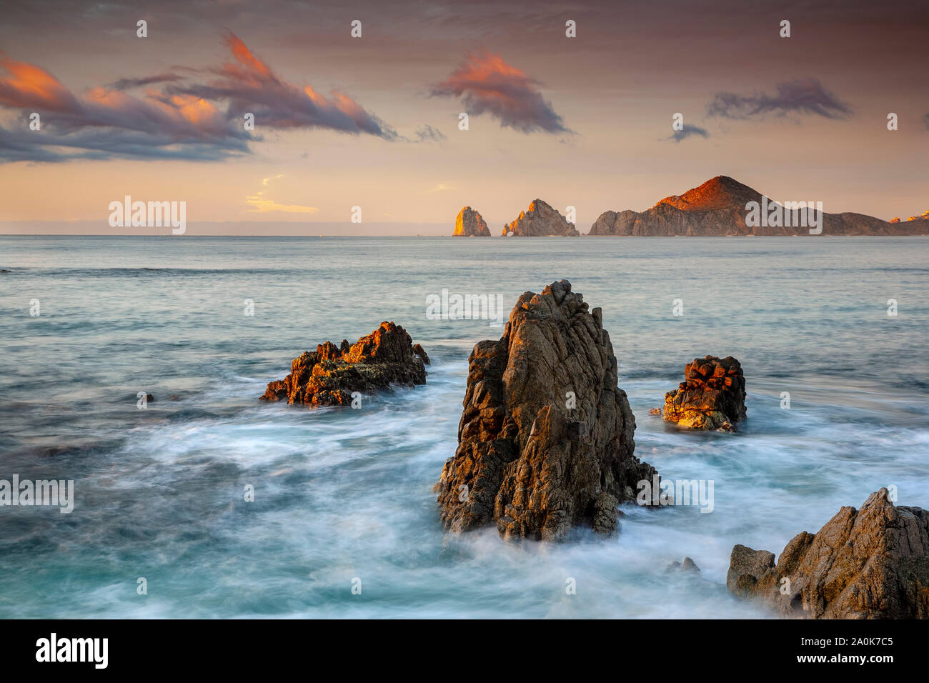 Le formazioni rocciose e El Arco (l'arco, sfondo), Cabo San Lucas, Baja California Sur, Messico Foto Stock