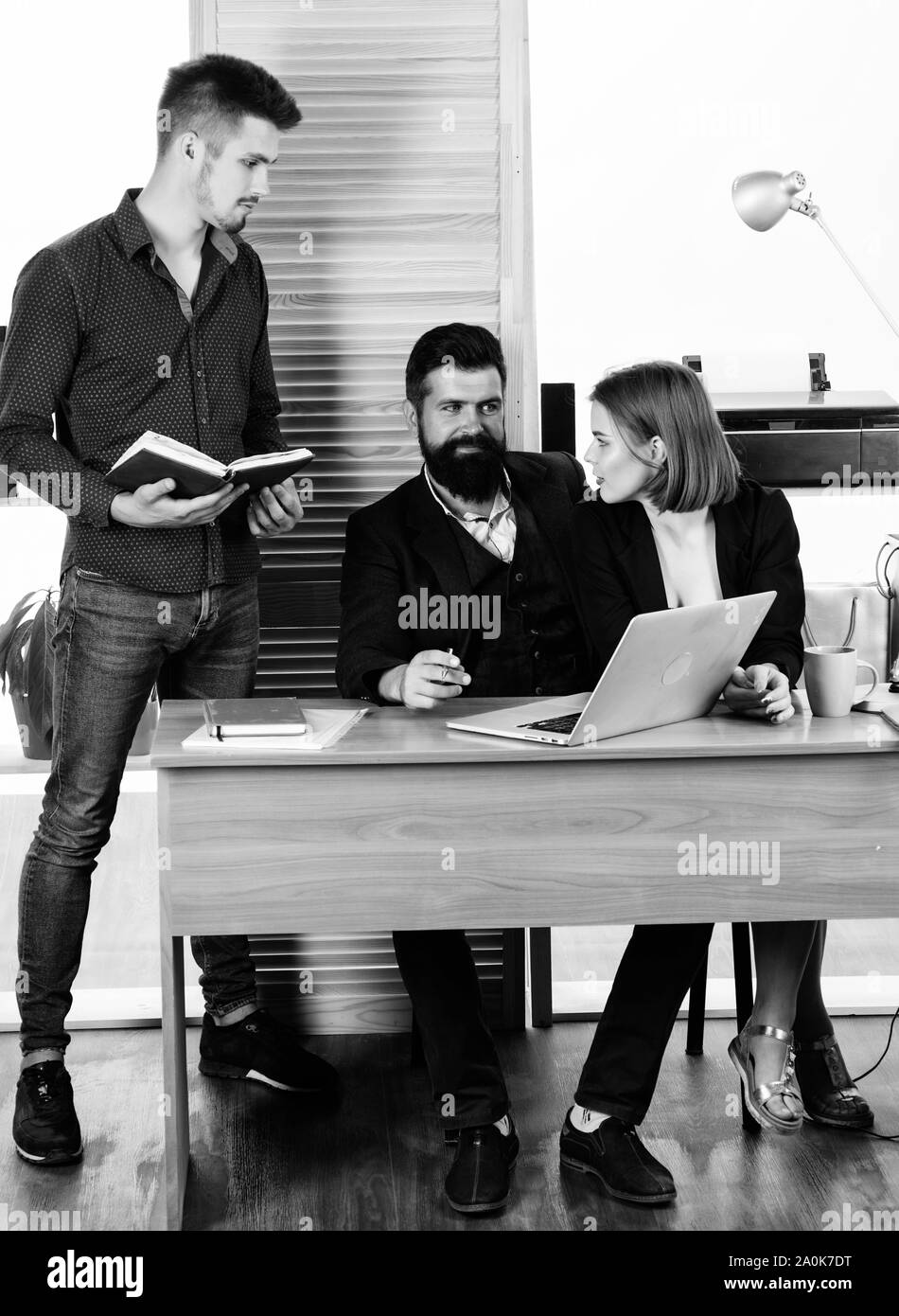 Lavorando in prevalenza maschile lavoro. Donna attraente dama di lavorare con colleghi uomini. Ufficio concetto collettivo. I colleghi di comunicare la risoluzione di attività aziendali. Lavorando insieme. Gestione del processo. Foto Stock