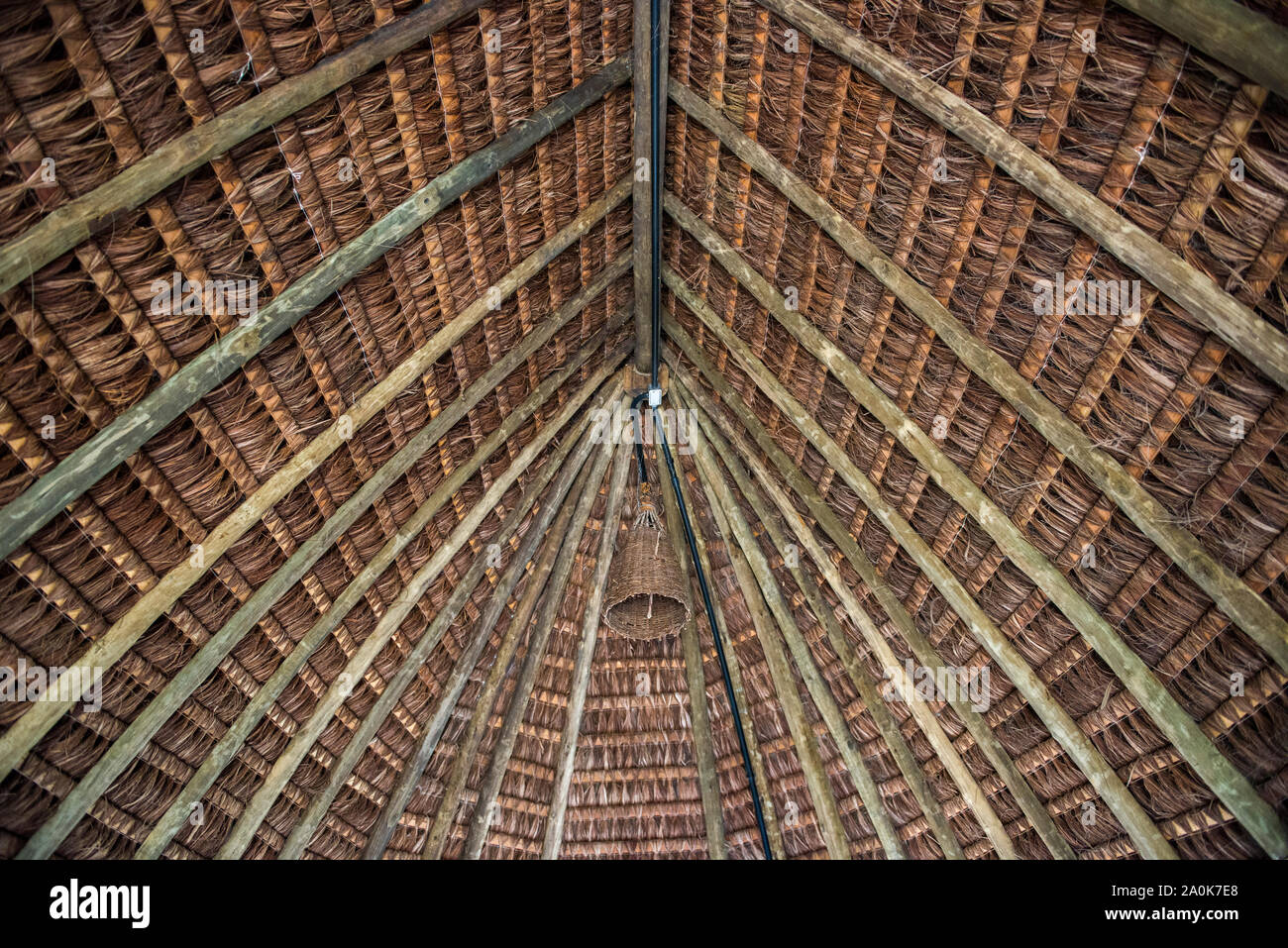 Soffitto alto, lampadario e tetto di paglia Foto Stock
