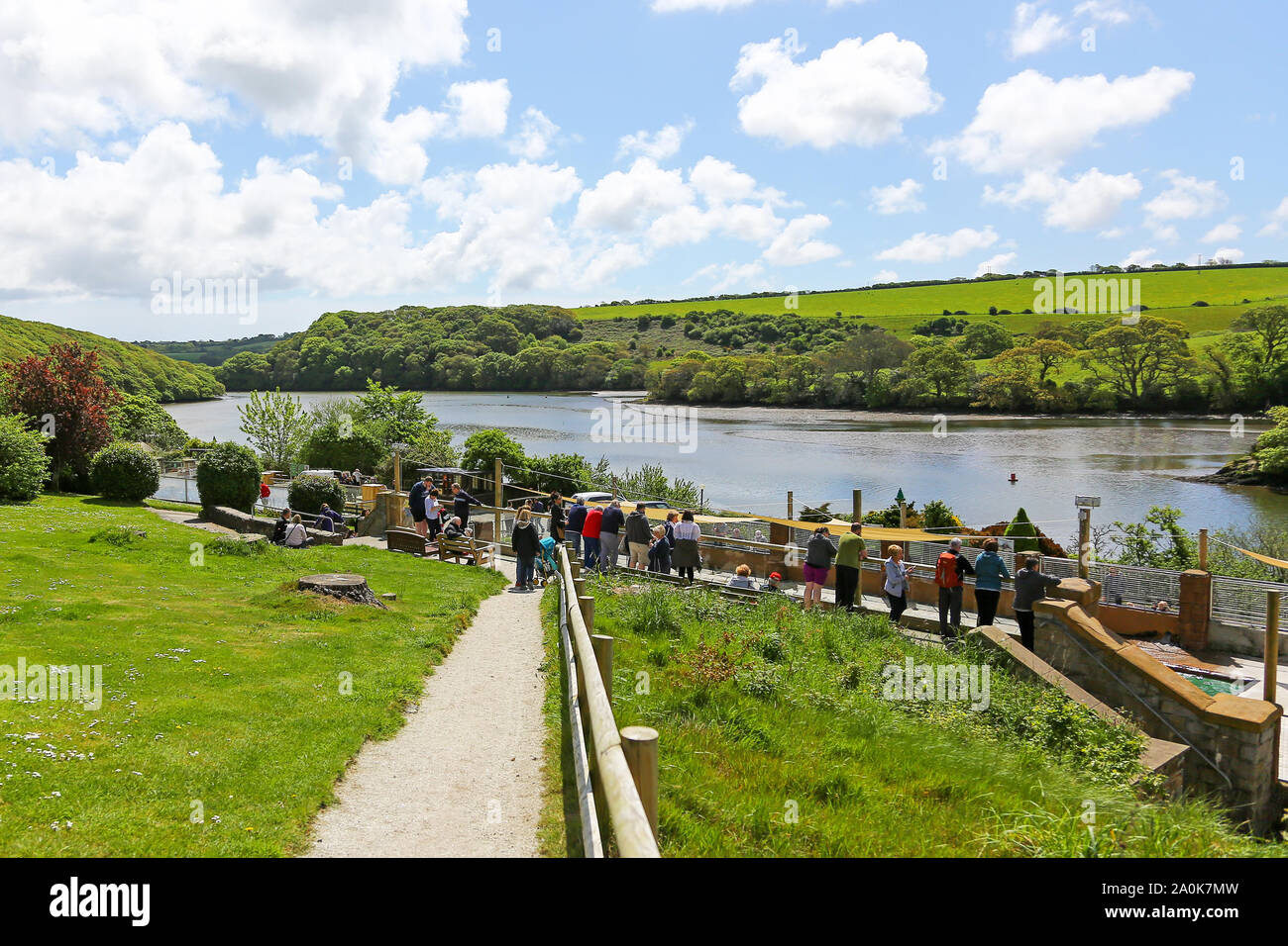 Le persone che visitano il Cornish santuario di tenuta sulle rive del fiume Helford, Gweek, Cornwall, Regno Unito Foto Stock