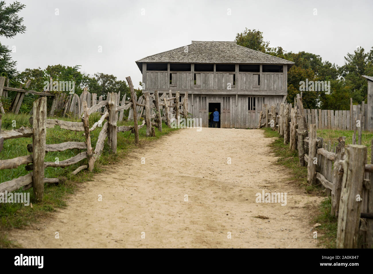 Vecchi edifici di Piantagione Plimoth a Plymouth, MA. È stato il primo pellegrini settelment in nord America. Foto Stock