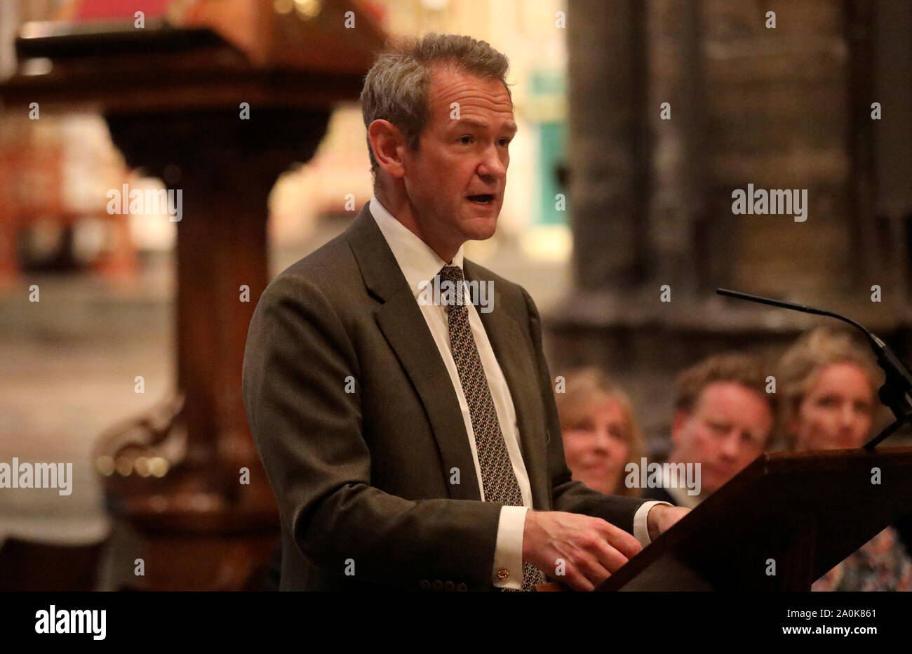 Attore Alexander Armstrong parla durante un servizio di dedizione a PG Wodehouse nell'Abbazia di Westminster, Londra. Foto Stock