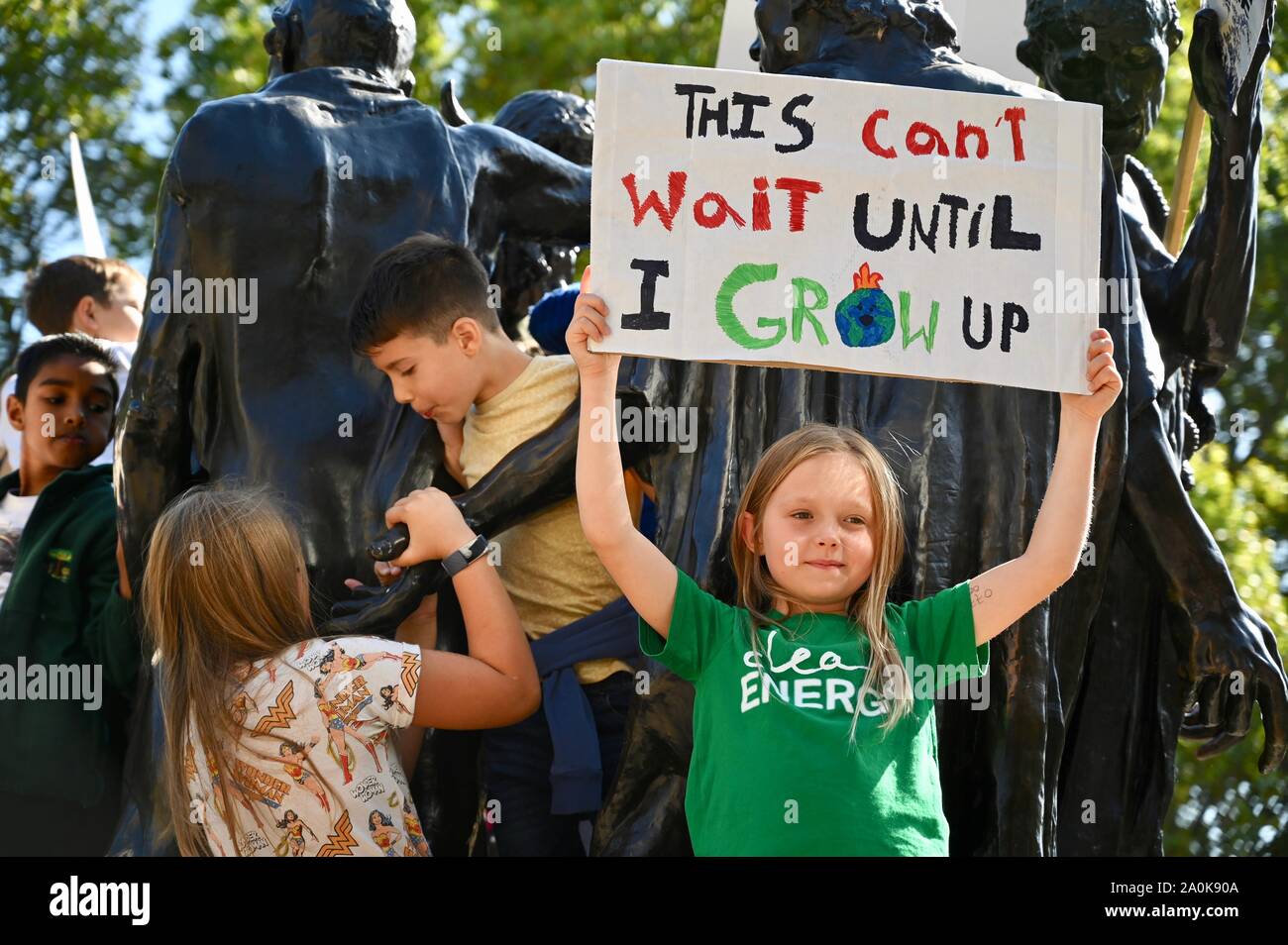 Sciopero Globale per il cambiamento climatico. Gli scolari e gli studenti che hanno preso parte al Global Strike per il cambiamento climatico, Torre di Victoria Gardens, la Casa del Parlamento, Westminster, London. Regno Unito Foto Stock