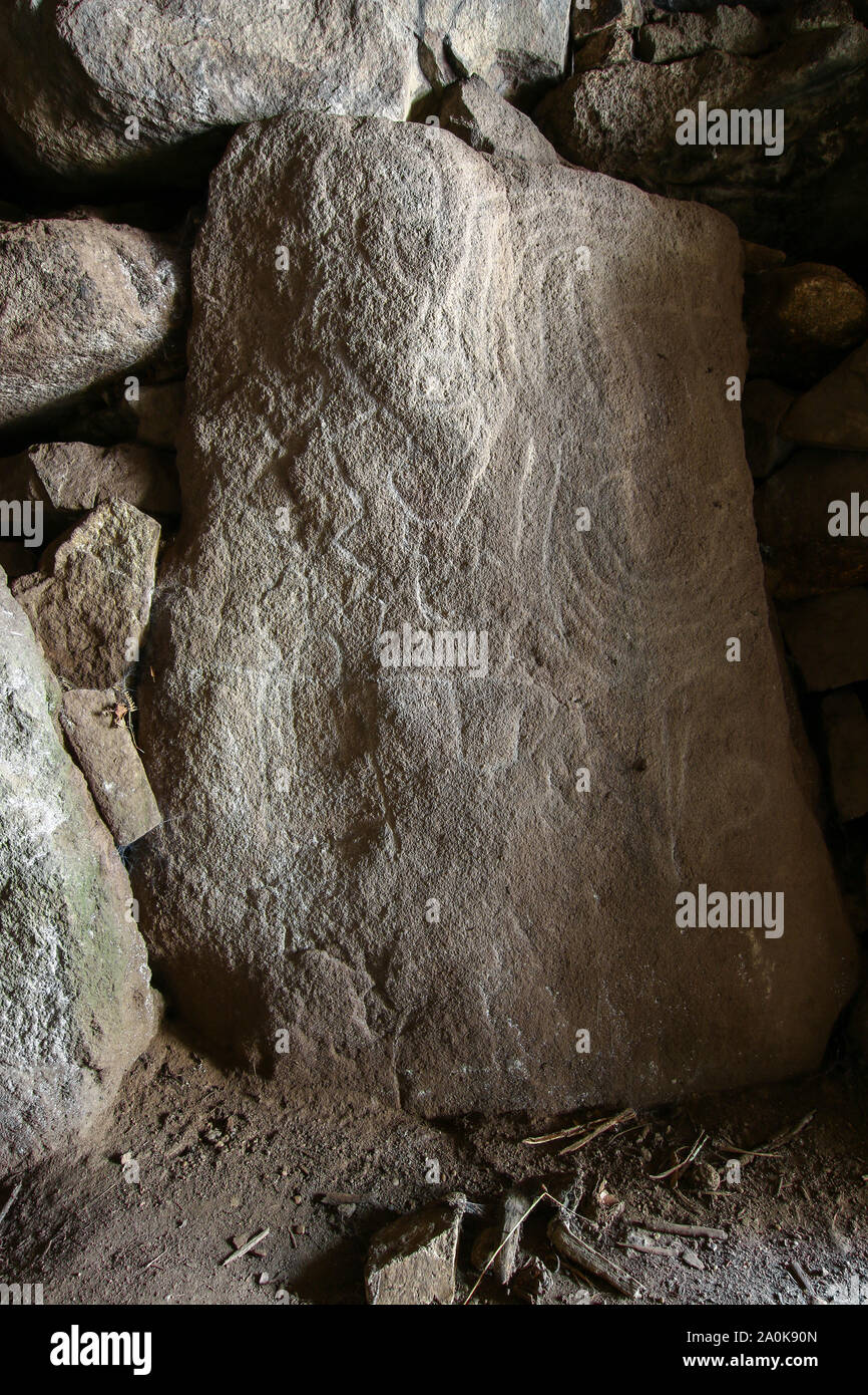 Forme misteriose scolpito su una pietra in uno dei dolmen Mane Kerioned, Carnac, Brittany, Francia Foto Stock