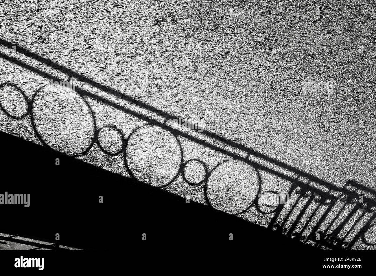 Ombra silhouette di un basso in ferro battuto vintage decorativo recinto nel parco della città , alto contrasto in bianco e nero Foto Stock