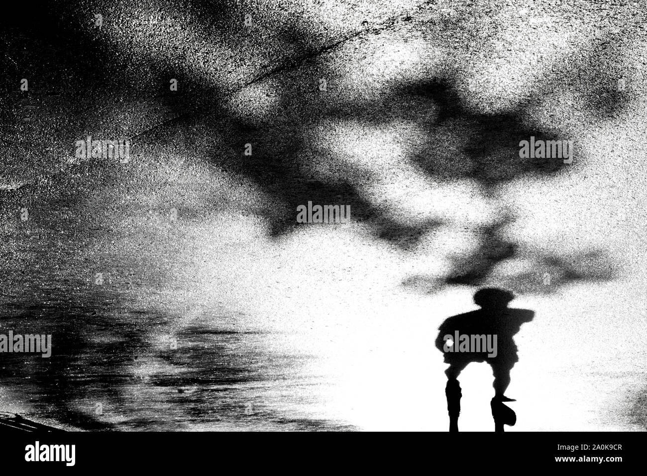 Sfocata ombra silhouette di una giovani uomini a piedi nel parco della città in alto contrasto bianco e nero Foto Stock