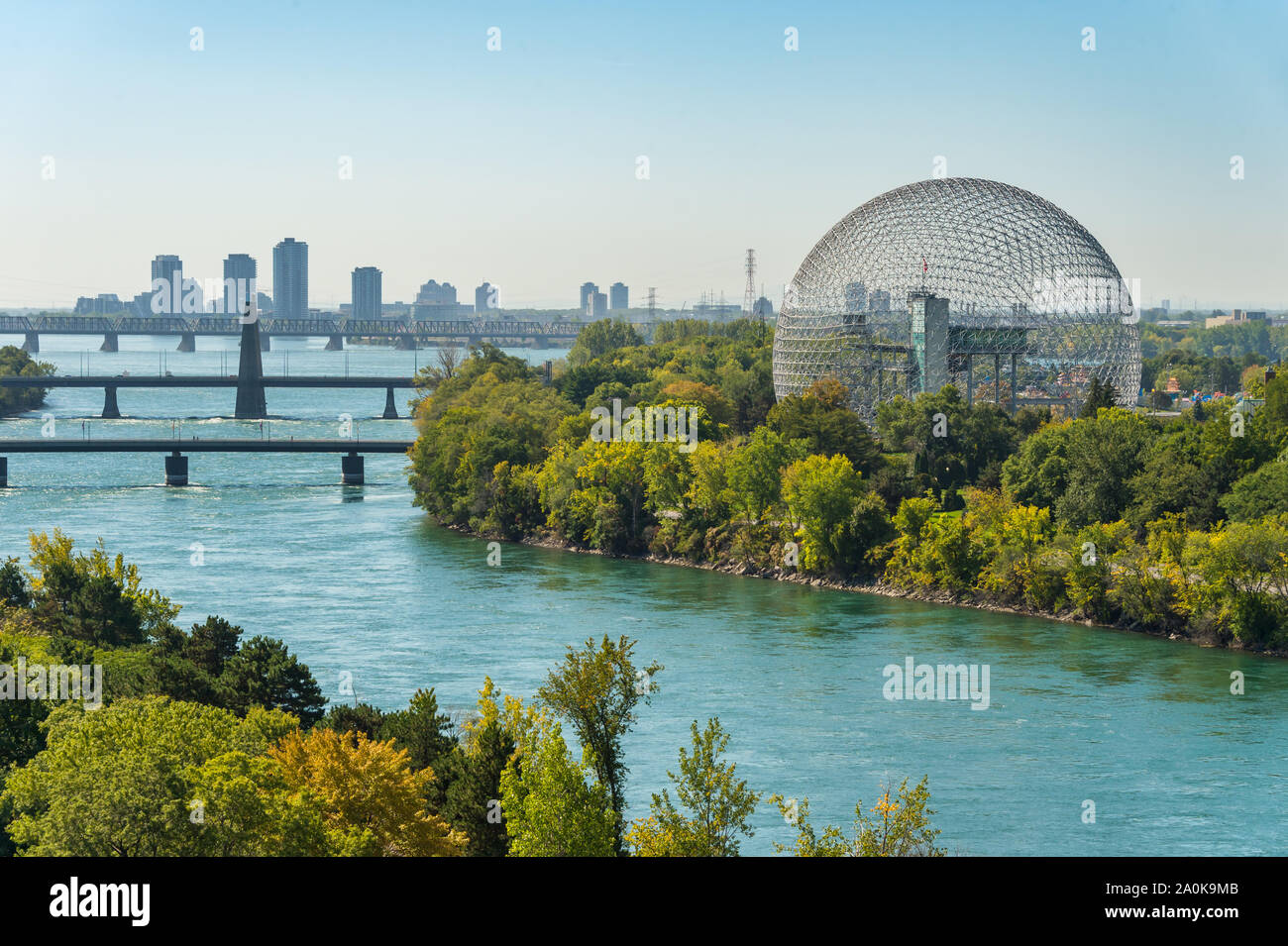 Montreal, Canada - 19 Settembre 2019: Biosfera & Saint-Lawrence fiume dal Ponte di Jacques-Cartier. Foto Stock