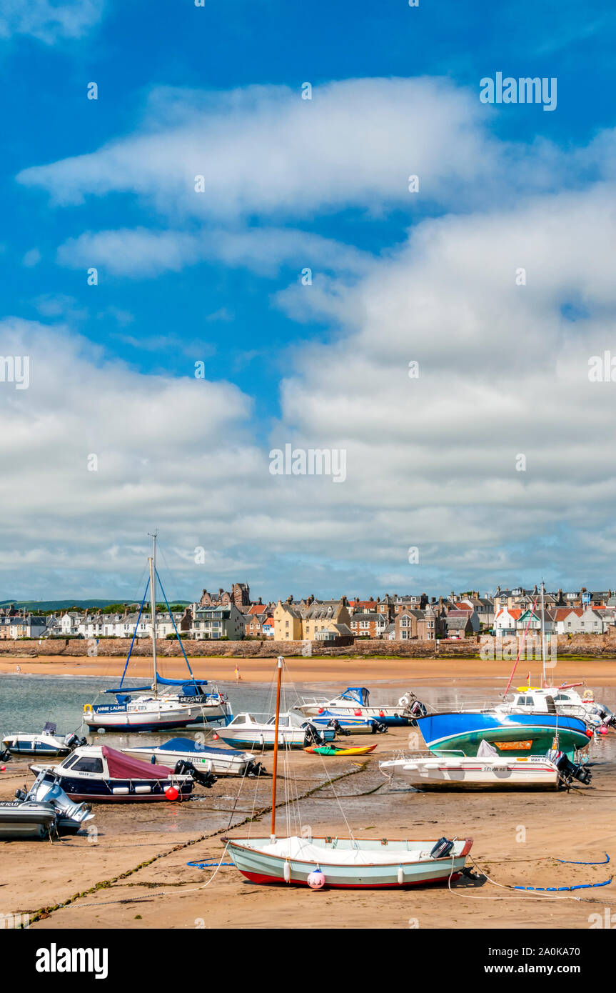 Barche sulla spiaggia di Elie in East Neuk di Fife. Foto Stock