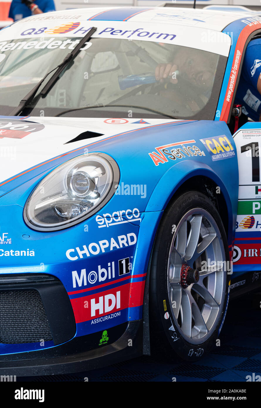 Circuito di Vallelunga, in Italia il 14 settembre 2019, Racing Porsche Carrera auto di colore blu vista laterale nel paddock mechanichs lavora vicino fino Foto Stock
