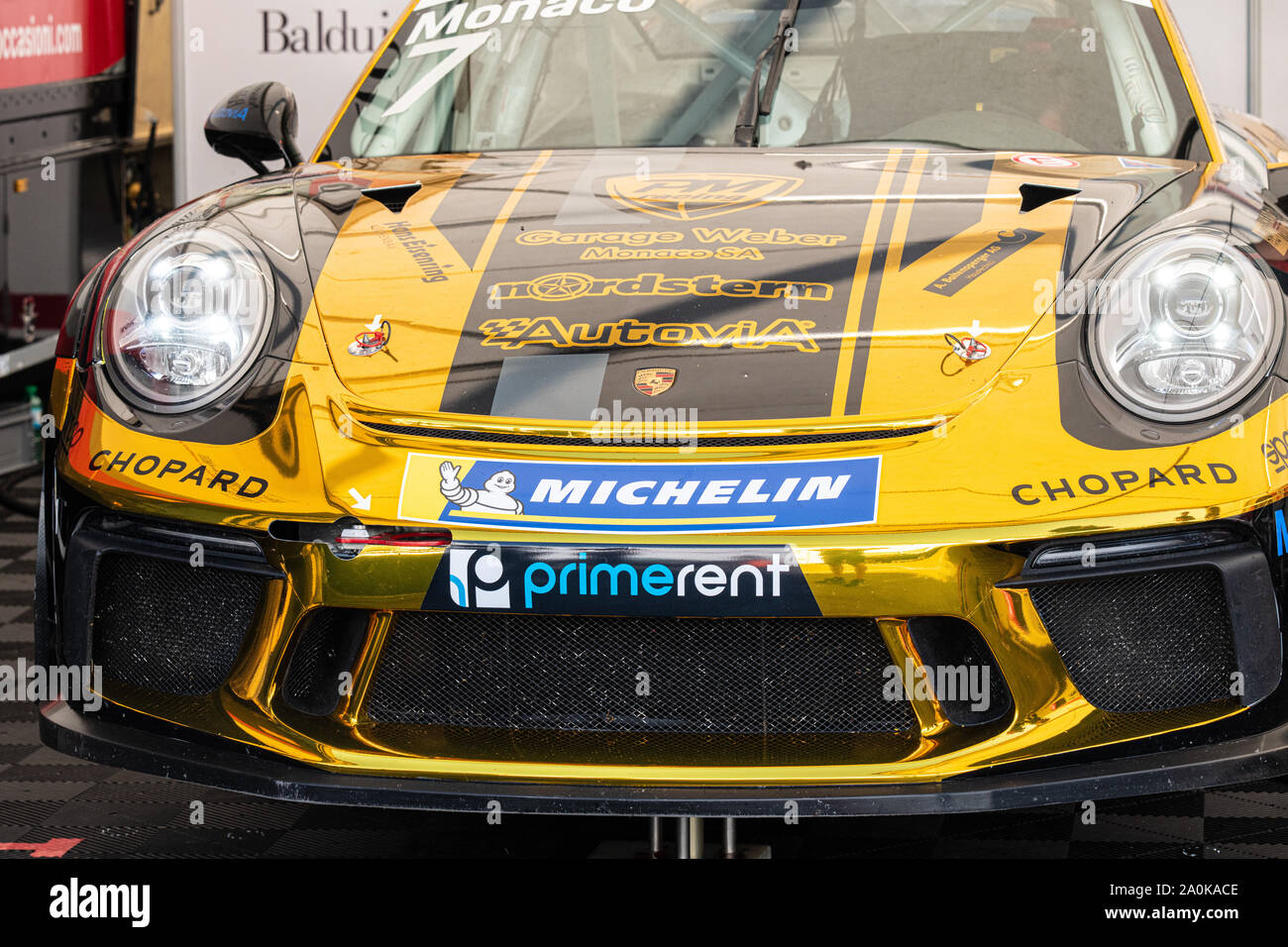 Circuito di Vallelunga, in Italia il 14 settembre 2019, Racing Porsche Carrera auto di colore dorato vista frontale nel paddock vicino fino n. persone Foto Stock