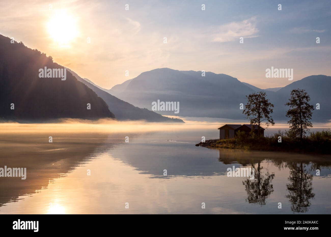 Nebbia di mattina su lustrafjord Foto Stock