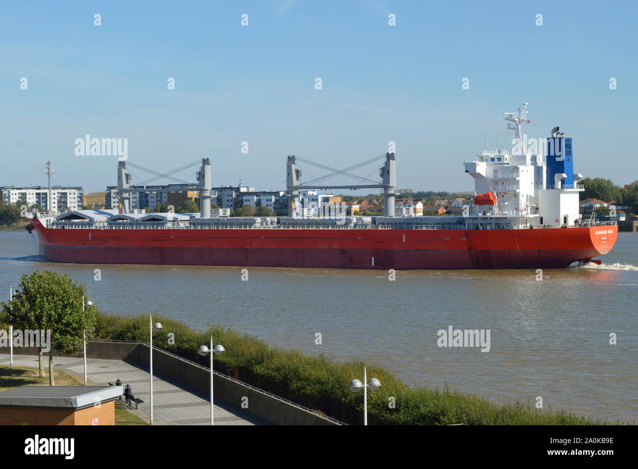 Nave cargo Aquamarine Star uscire Londra dopo lo scarico di un carico a Tate & Lyle zucchero raffineria Thames wharf sul Tamigi a Silvertown, Londra Foto Stock