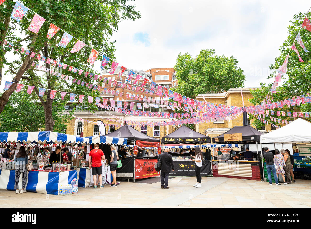 LONDON, Regno Unito - 13 Luglio 2019: Sabato mercato alimentare a Duke of York Square ha attirato le persone con deliziosa area-originati producono, affettati e artigianale Foto Stock